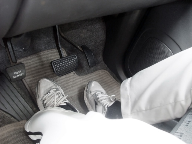 靴を脱いで運転するのはok メリットと交通法規を紹介 サクッと読めるくるまmagazine