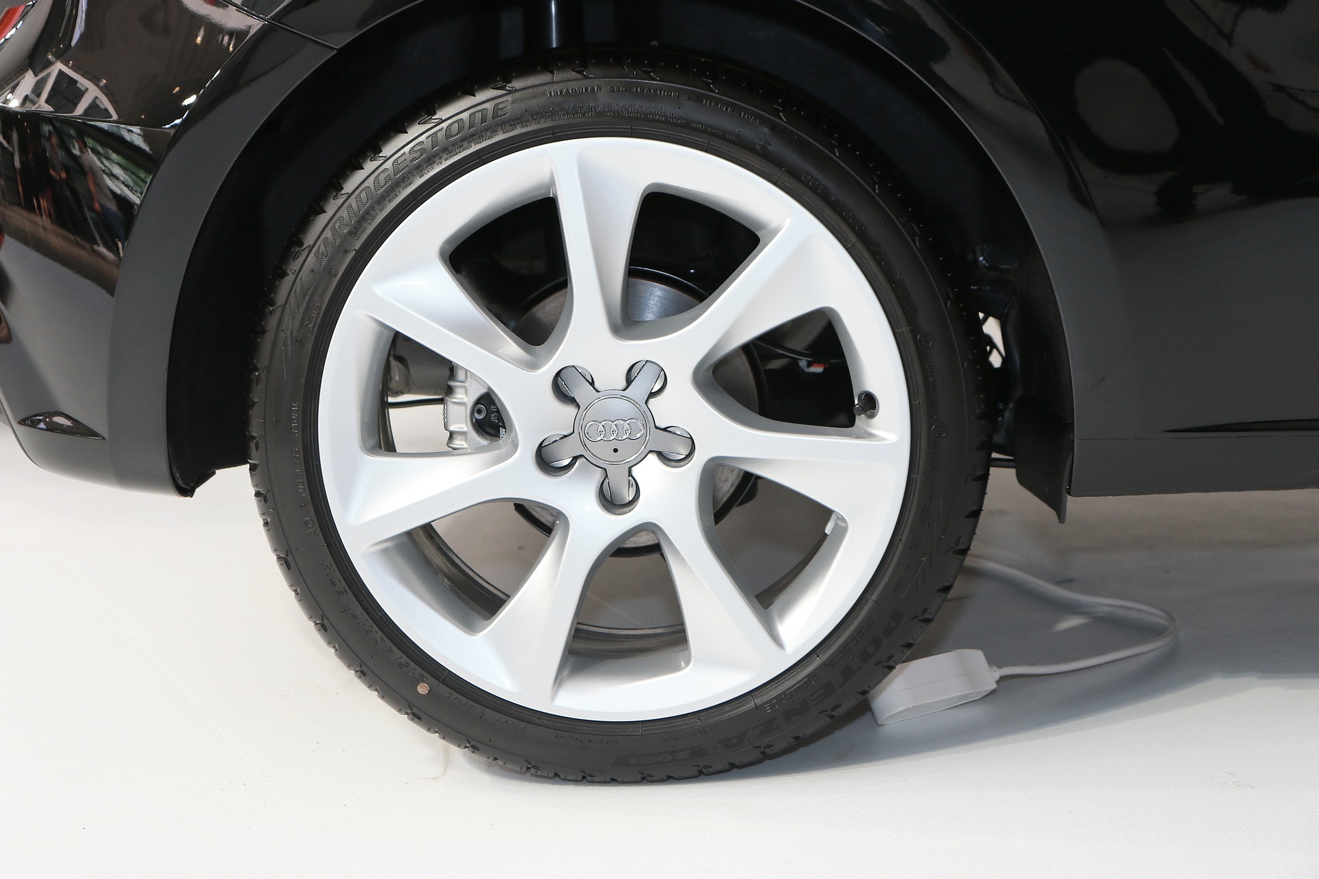 車のホイールの洗い方は 内側も洗うべき やり方を解説 サクッと読めるくるまmagazine