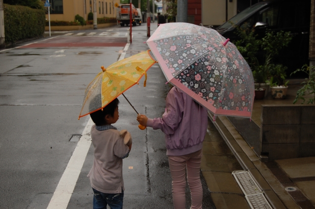 雨の日のイライラ解消 車の乗降時に濡れにくいアイテムを紹介 サクッと読めるくるまmagazine